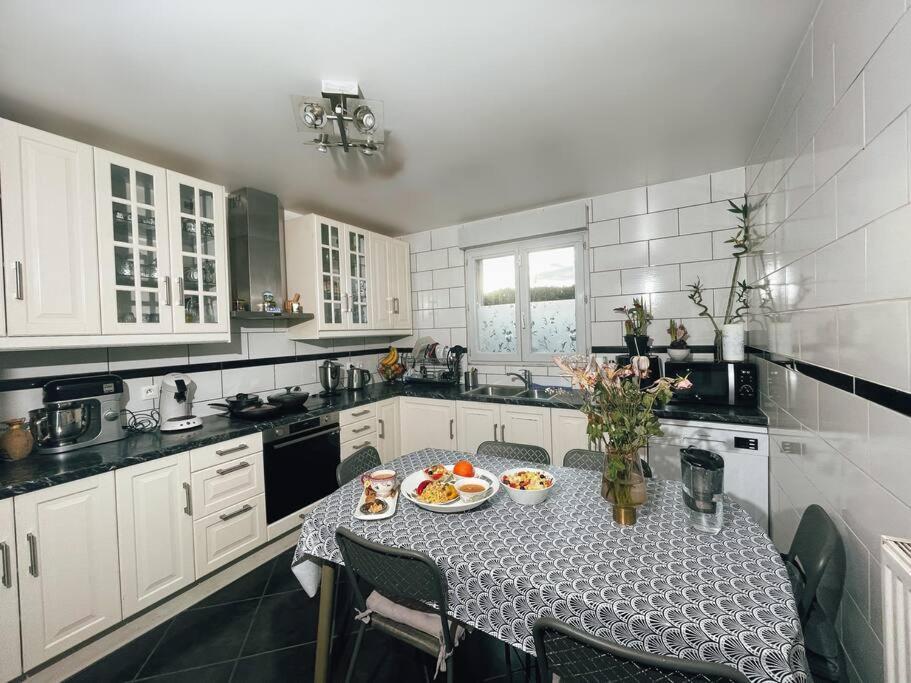 La Perle Rose Only Women Femmes Uniquement Apartment Venissieux Exterior photo